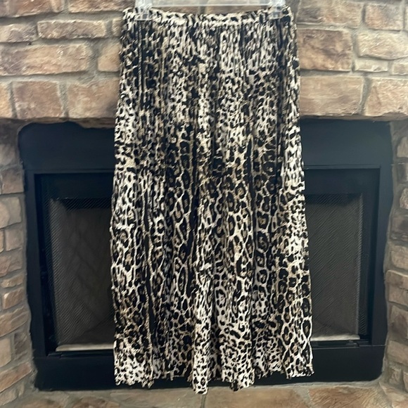 Life & Style black and tan pleated animal print skirt with elastic band. Size 1X - Picture 1 of 7
